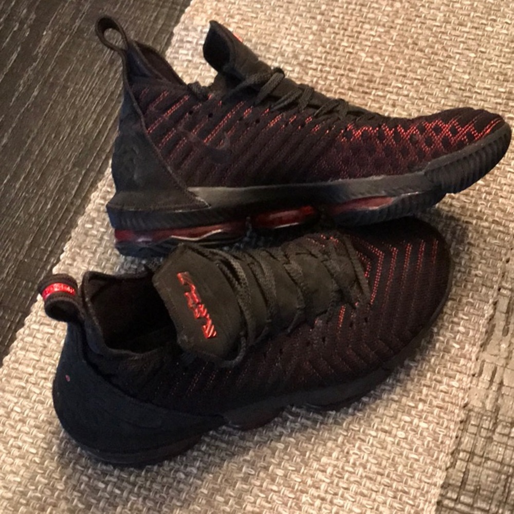 Men’s basketball shoes